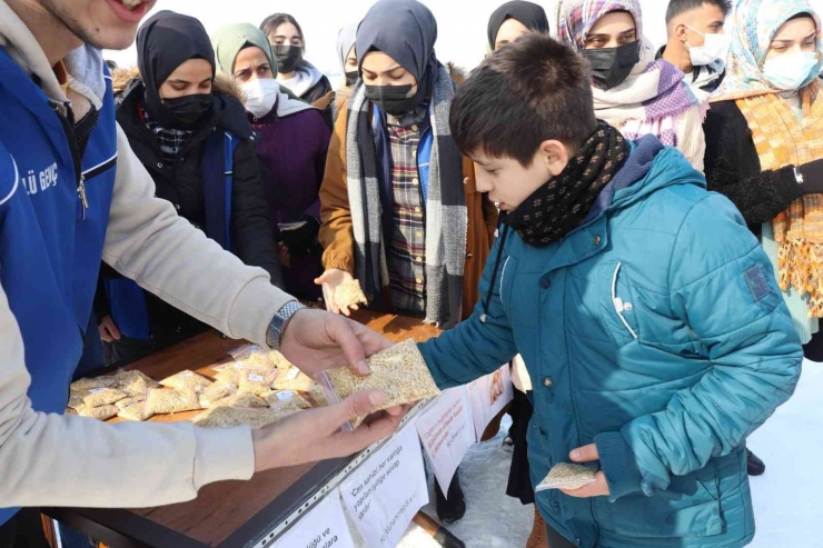 Gençler Karda Hayvanları Unutmadı