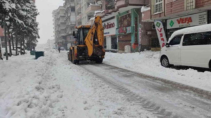 İslahiye Belediyesi Karla Mücadelede Alnının Akıyla Çıktı