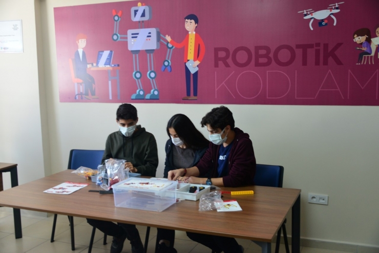 Yeşilyurt Belediyesi’nden Öğrencilere Robotik Kodlama Temel Seviye Eğitimi