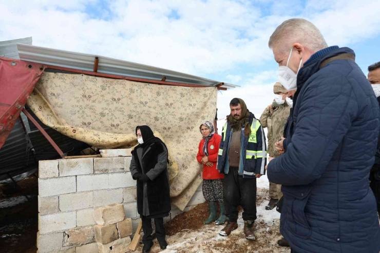 Büyükşehirden, Kar Yağışında Mağdur Olan Çiftçilere Destek