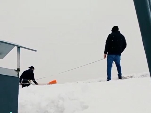 14 Katlı Binada Tehlikeli Kar Temizliği