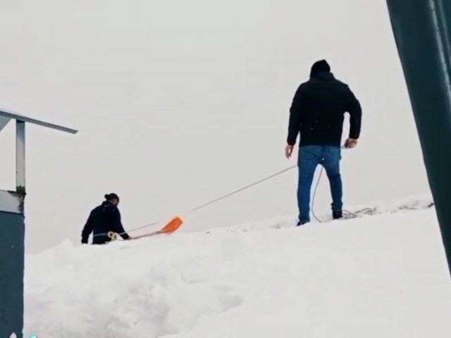 14 Katlı Binada Tehlikeli Kar Temizliği