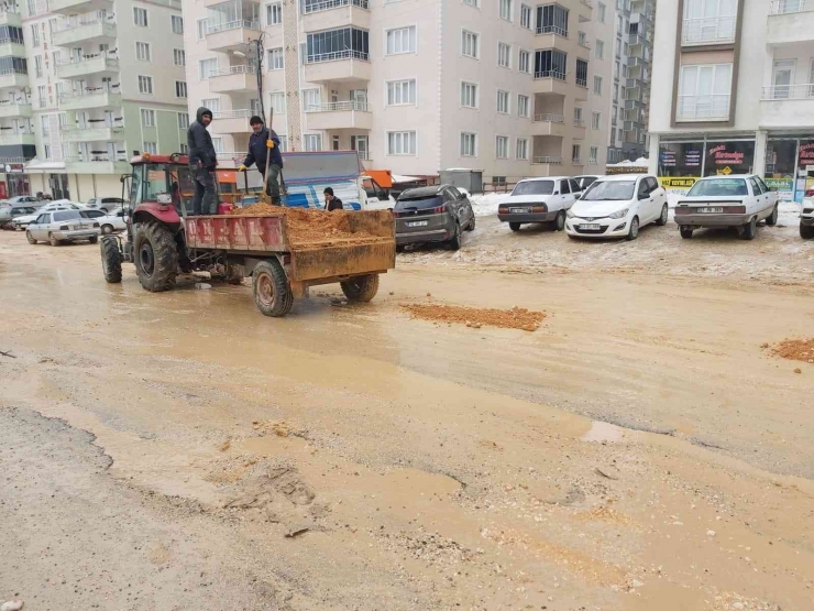 Besni Belediyesi Bozulan Yolları Onarıyor