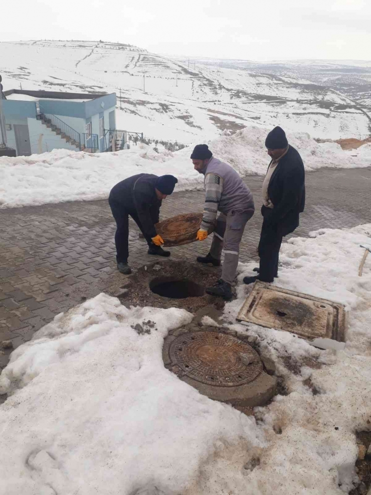 Besni Belediyesi Bozulan Yolları Onarıyor