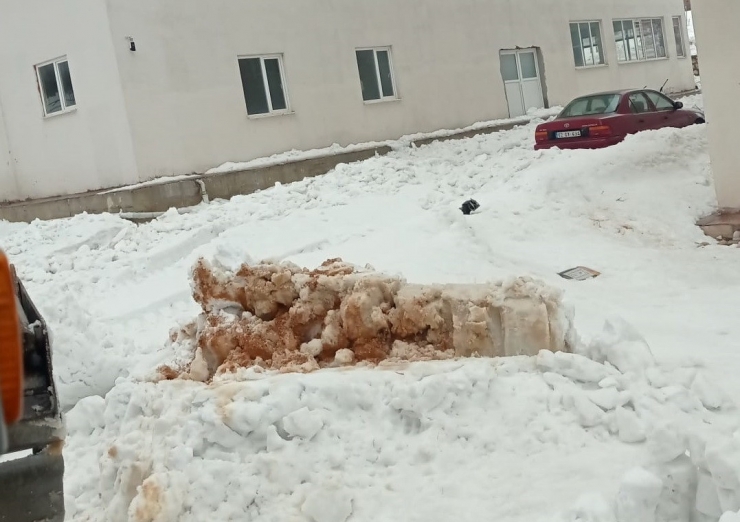 Çatılardaki Kar Tehlike Saçıyor