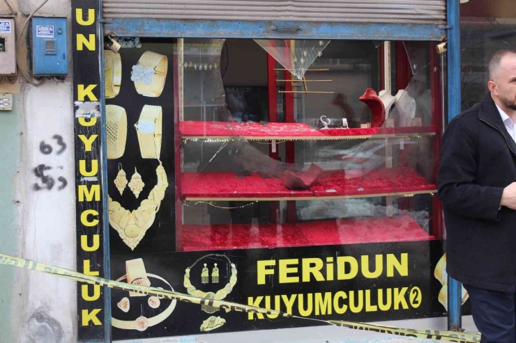 Kuyumcunun Camını Kırıp Yarım Kilo Altın Çaldılar