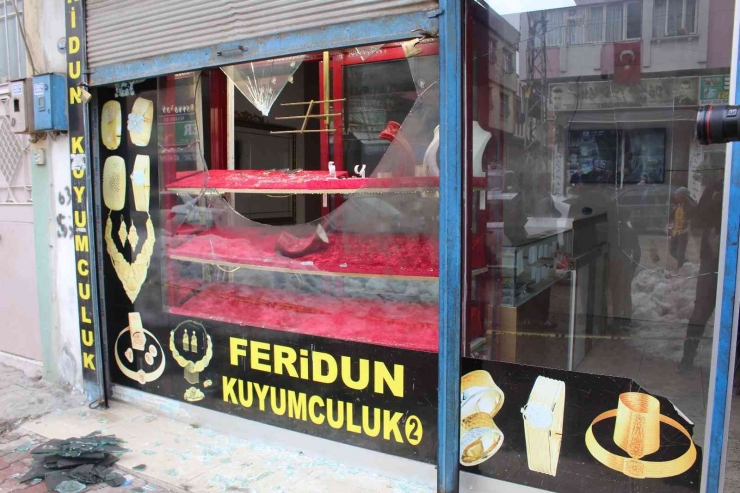 Kuyumcunun Camını Kırıp Yarım Kilo Altın Çaldılar