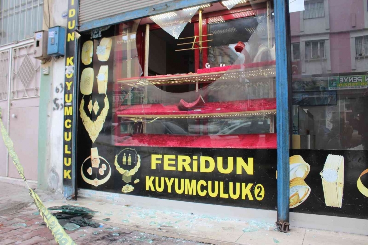 Kuyumcunun Camını Kırıp Yarım Kilo Altın Çaldılar