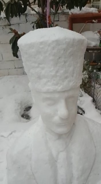 Engelli Eğitmen Yağan Karı Sanata Dönüştürdü