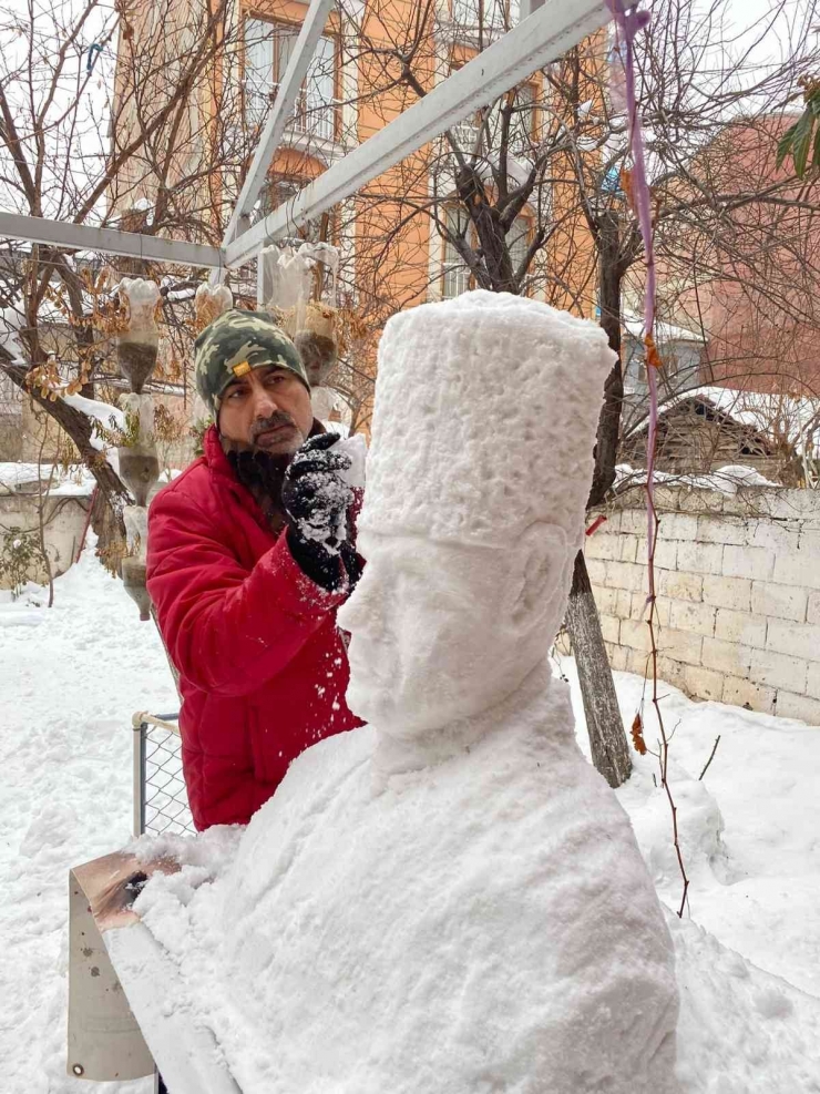 Engelli Eğitmen Yağan Karı Sanata Dönüştürdü