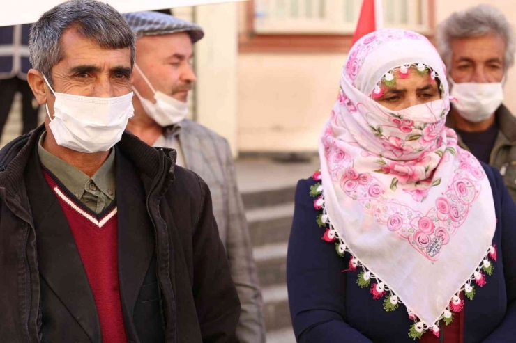 Diyarbakır’a Gelen İki Aile, Adres Olarak Hdp’yi Göstererek Evlat Nöbetine Katıldı