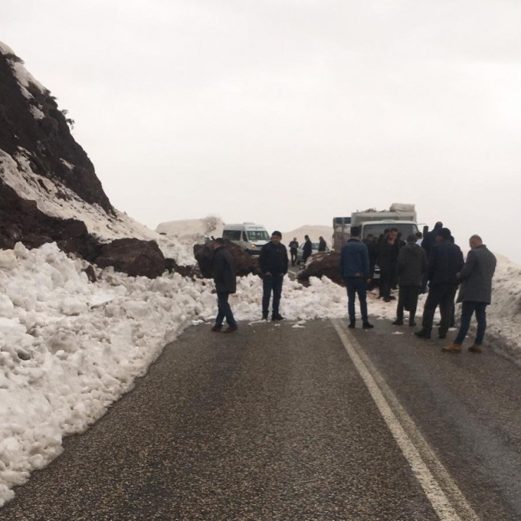 Heyelan Yolu Trafiğe Kapattı