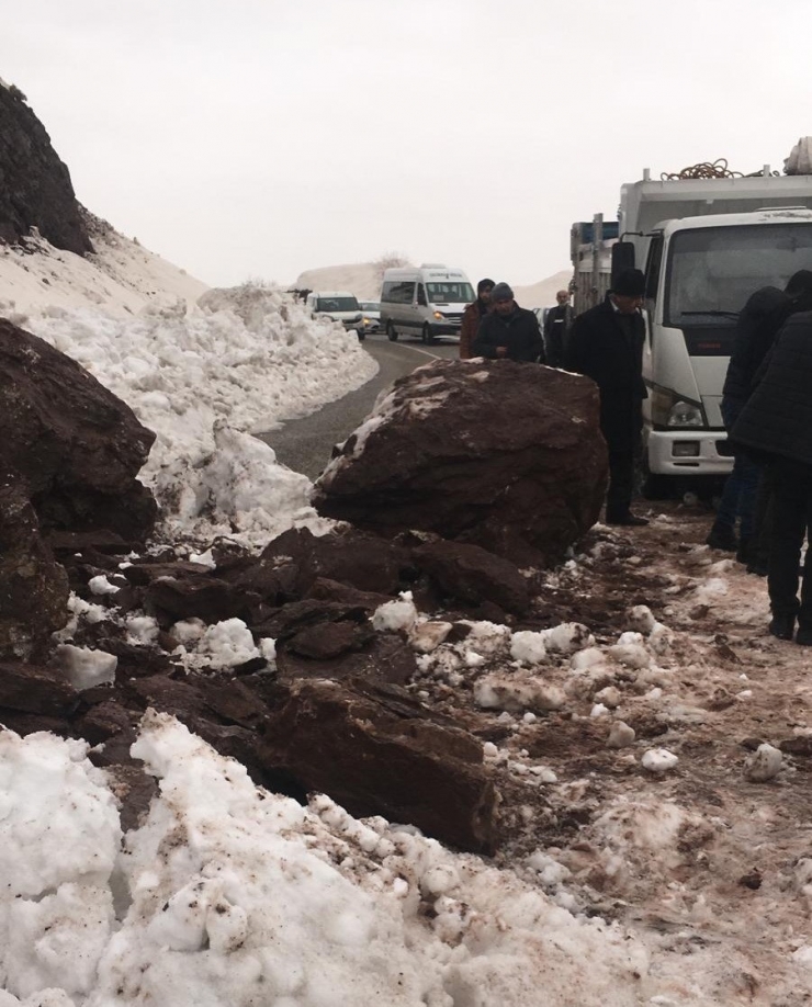 Heyelan Yolu Trafiğe Kapattı