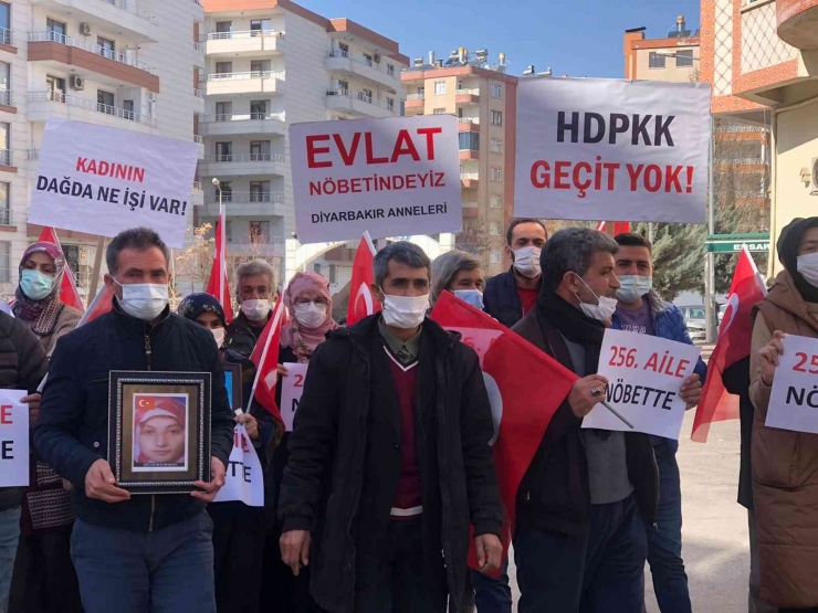 Diyarbakır’a Gelen İki Aile, Adres Olarak Hdp’yi Göstererek Evlat Nöbetine Katıldı