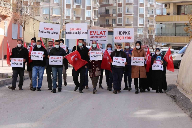 Diyarbakır’a Gelen İki Aile, Adres Olarak Hdp’yi Göstererek Evlat Nöbetine Katıldı