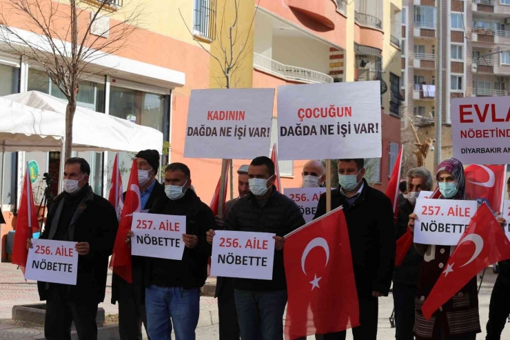 Diyarbakır’a Gelen İki Aile, Adres Olarak Hdp’yi Göstererek Evlat Nöbetine Katıldı