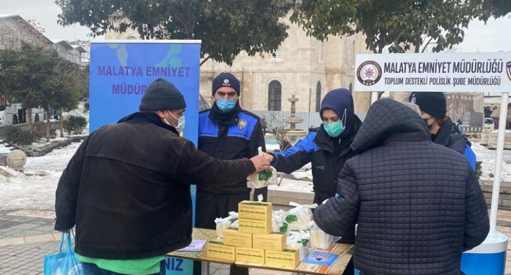 Polis Kandil Simidi Dağıttı