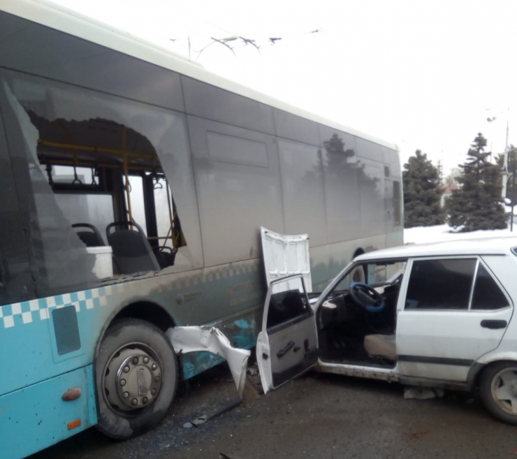 Özel Halk Otobüsü İle Çarpışan Araç Hurdaya Döndü