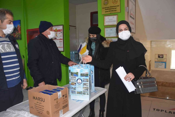 Şahinbey’den İlçeye Yeni Atanan Öğretmenlere Hediye