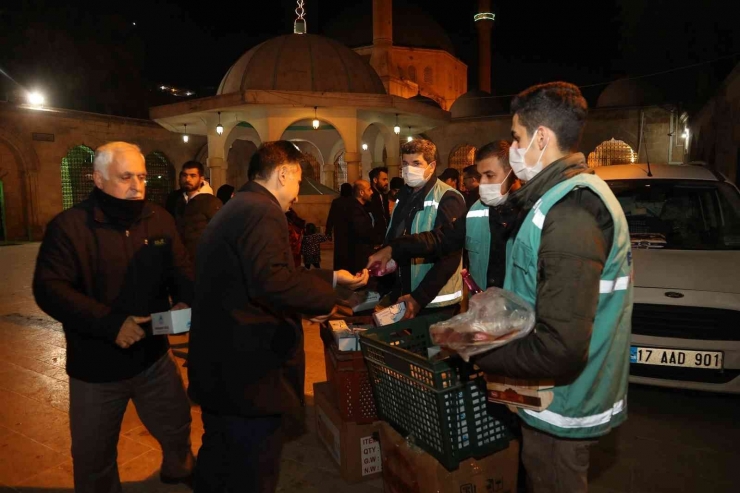 Eyyübiye Belediyesi Vatandaşlara Kandil Simidi İkram Etti