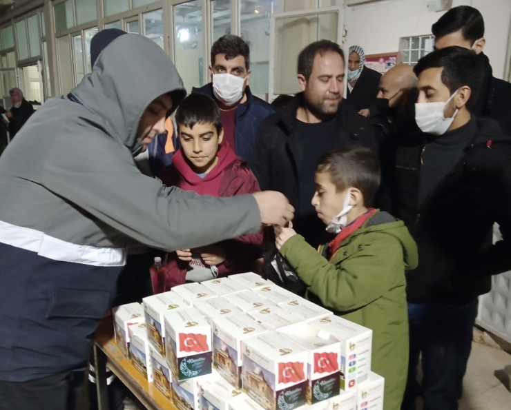 Viranşehir Belediyesi Camilerde Kandil Simidi Dağıttı