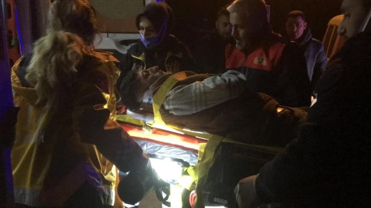 Kahta’da Otomobil Şarampole Devrildi: 3 Kişi Yaralandı