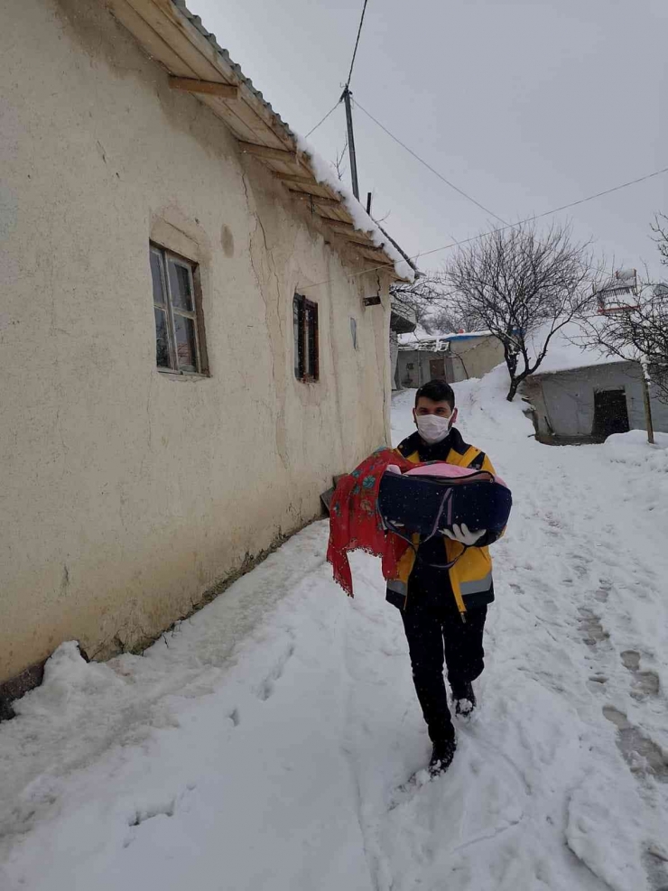 Rabia Bebek, 4 Saatlik Yol Açma Çalışmasından Sonra Hastaneye Ulaştırıldı