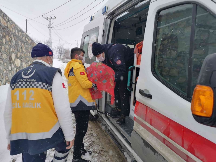 Rabia Bebek, 4 Saatlik Yol Açma Çalışmasından Sonra Hastaneye Ulaştırıldı