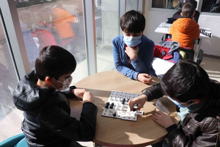 Gençleri Sosyal Medya Bağımlılığına Karşı Koruma Çabası