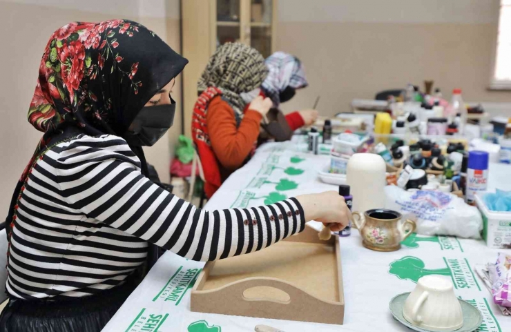 Dekoratif Ahşap Boyama Kursu Yoğun İlgi Görüyor