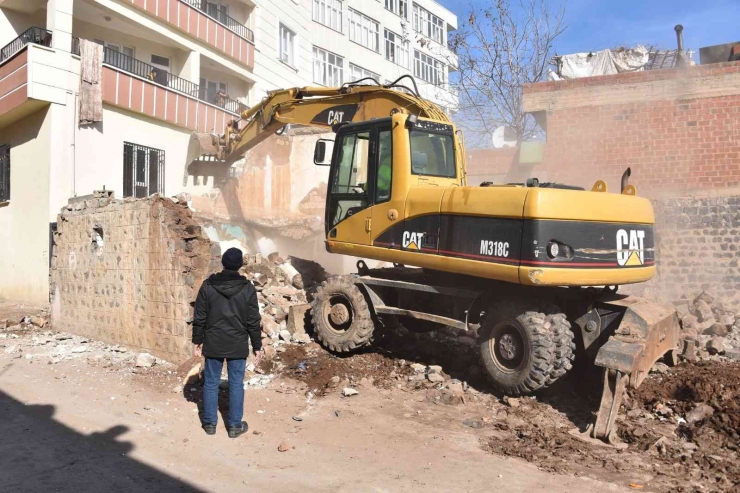 Siverek’te Bağımlıların Mesken Tuttuğu Metruk Evler Yıkılıyor