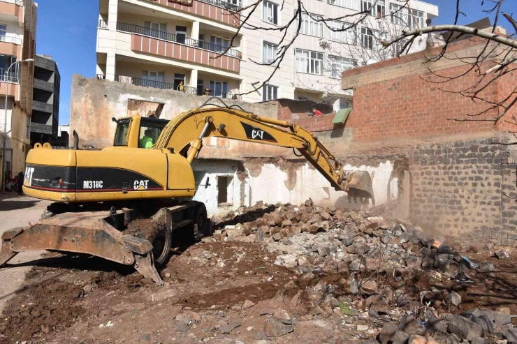 Siverek’te Bağımlıların Mesken Tuttuğu Metruk Evler Yıkılıyor