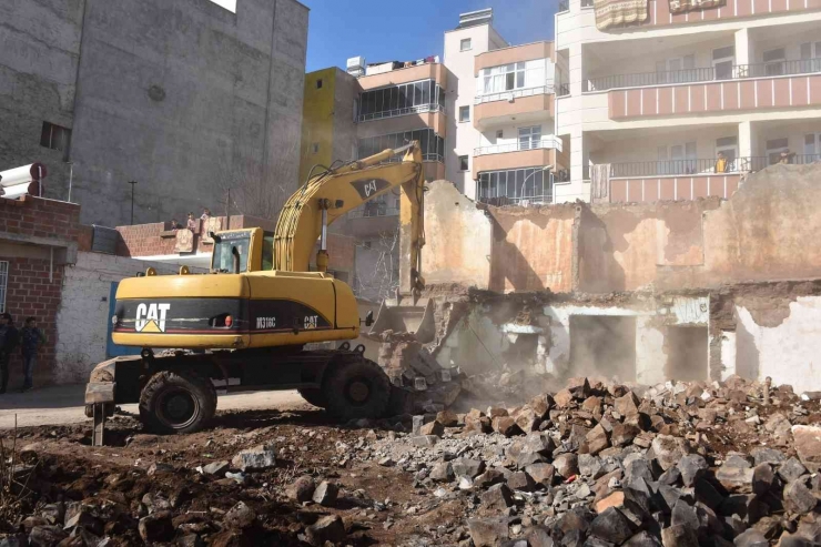 Siverek’te Bağımlıların Mesken Tuttuğu Metruk Evler Yıkılıyor