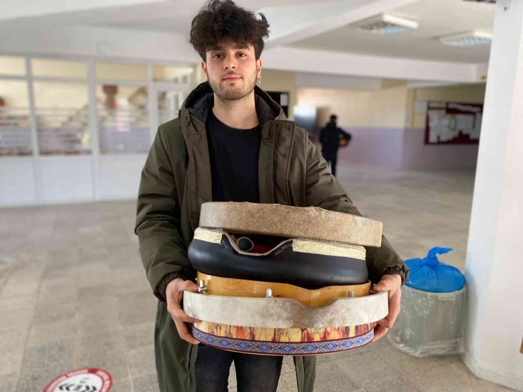 Diyarbakırlı Lise Öğrencisi İstediği Tonda Saz Bulamayınca Hem ‘erbane’ Üretiyor Hem Çalıyor