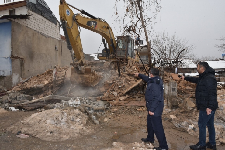 Riskli Kerpiç Ev Battalgazi Belediyesi Ekipleri Tarafından Yıkıldı