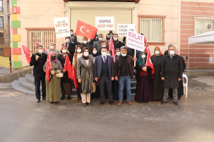 Bağlar Belediye Başkanı Beyoğlu, Evlat Nöbetindeki Ailelere Ziyarette Bulundu