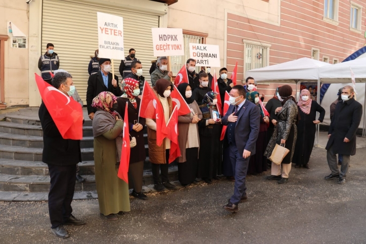 Bağlar Belediye Başkanı Beyoğlu, Evlat Nöbetindeki Ailelere Ziyarette Bulundu