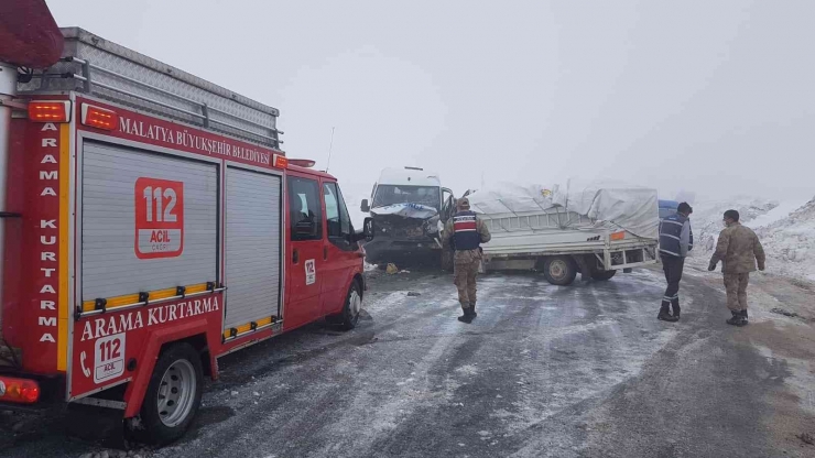 Minibüs İle Kamyonet Kafa Kafaya Çarpıştı: 9 Yaralı