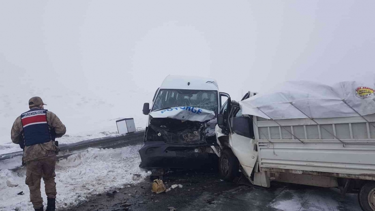 Minibüs İle Kamyonet Kafa Kafaya Çarpıştı: 9 Yaralı