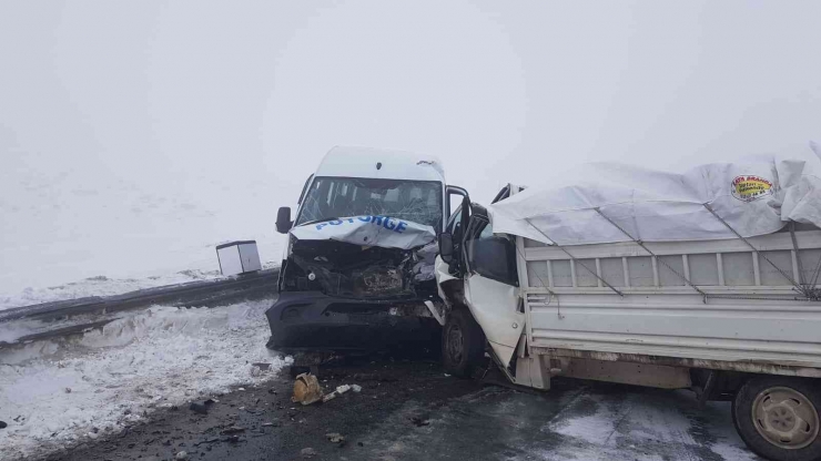 Minibüs İle Kamyonet Kafa Kafaya Çarpıştı: 9 Yaralı