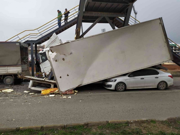 Sıvı Yağ Yüklü Kamyon Otomobilin Üzerine Devrildi, Kilolarca Yağ Yere Döküldü