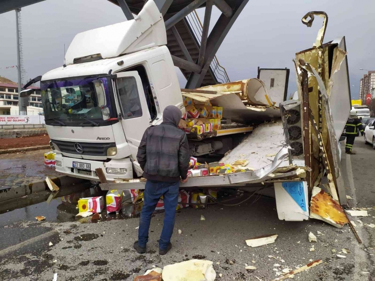 Sıvı Yağ Yüklü Kamyon Otomobilin Üzerine Devrildi, Kilolarca Yağ Yere Döküldü