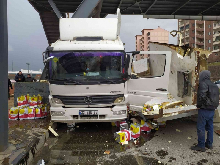 Sıvı Yağ Yüklü Kamyon Otomobilin Üzerine Devrildi, Kilolarca Yağ Yere Döküldü