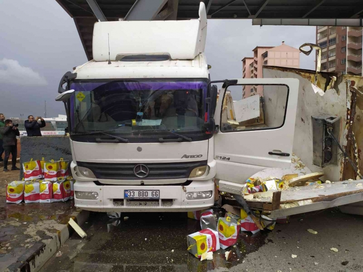 Sıvı Yağ Yüklü Kamyon Otomobilin Üzerine Devrildi, Kilolarca Yağ Yere Döküldü