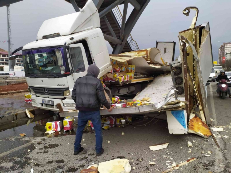 Sıvı Yağ Yüklü Kamyon Otomobilin Üzerine Devrildi, Kilolarca Yağ Yere Döküldü