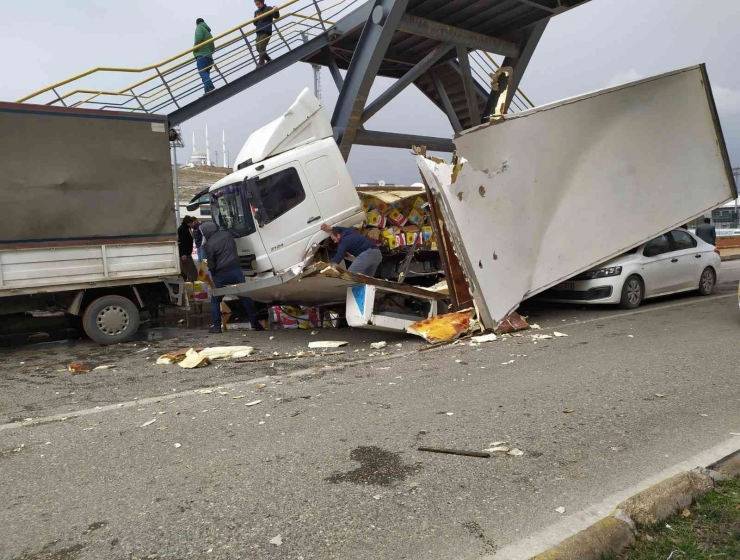 Sıvı Yağ Yüklü Kamyon Otomobilin Üzerine Devrildi, Kilolarca Yağ Yere Döküldü