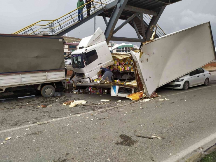 Sıvı Yağ Yüklü Kamyon Otomobilin Üzerine Devrildi, Kilolarca Yağ Yere Döküldü