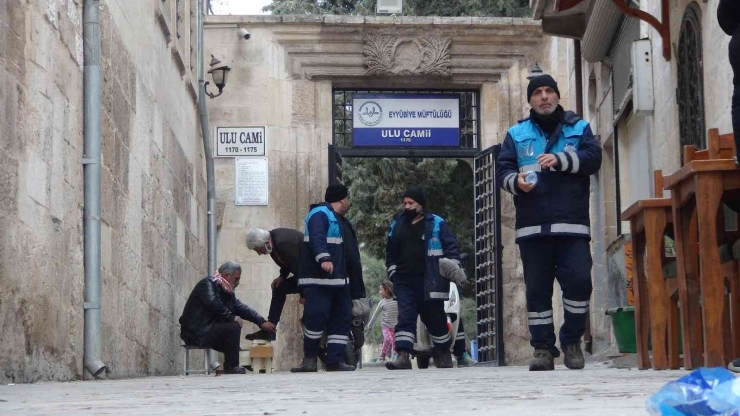 Cami Avlusuna Bu Kez Ev Eşyası Bıraktılar