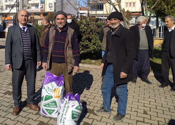 Gölbaşı’nda Çiftçilere Macar Fiği Tohumu Dağıtıldı