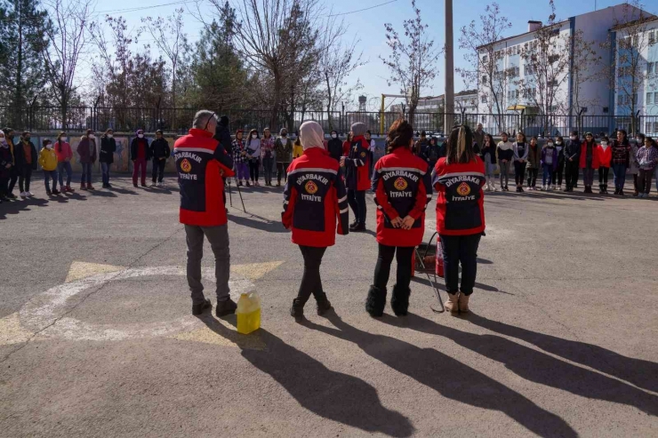 Diyarbakır’da Kadın İtfaiyecilerden Öğrencilere Eğitim